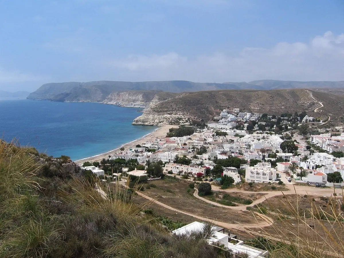 Explora la Joya Oculta de Agua Amarga, Almería